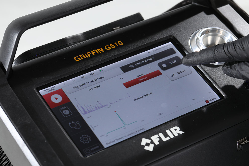 FLIR anuncia el espectrómetro de masas cromatográficas de gas portátil FLIR Griffin G510 para la detección de peligros químicos
Gracias al modo de inspección y al inyector de líquido que vienen incluidos se pueden realizar análisis de amenazas sólidas, líquidas y de vapores sobre el terreno